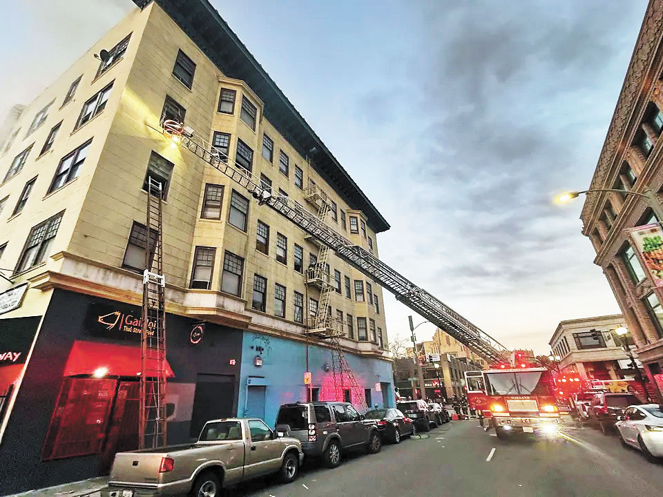 消防員在火警現場灌救。屋崙消防局