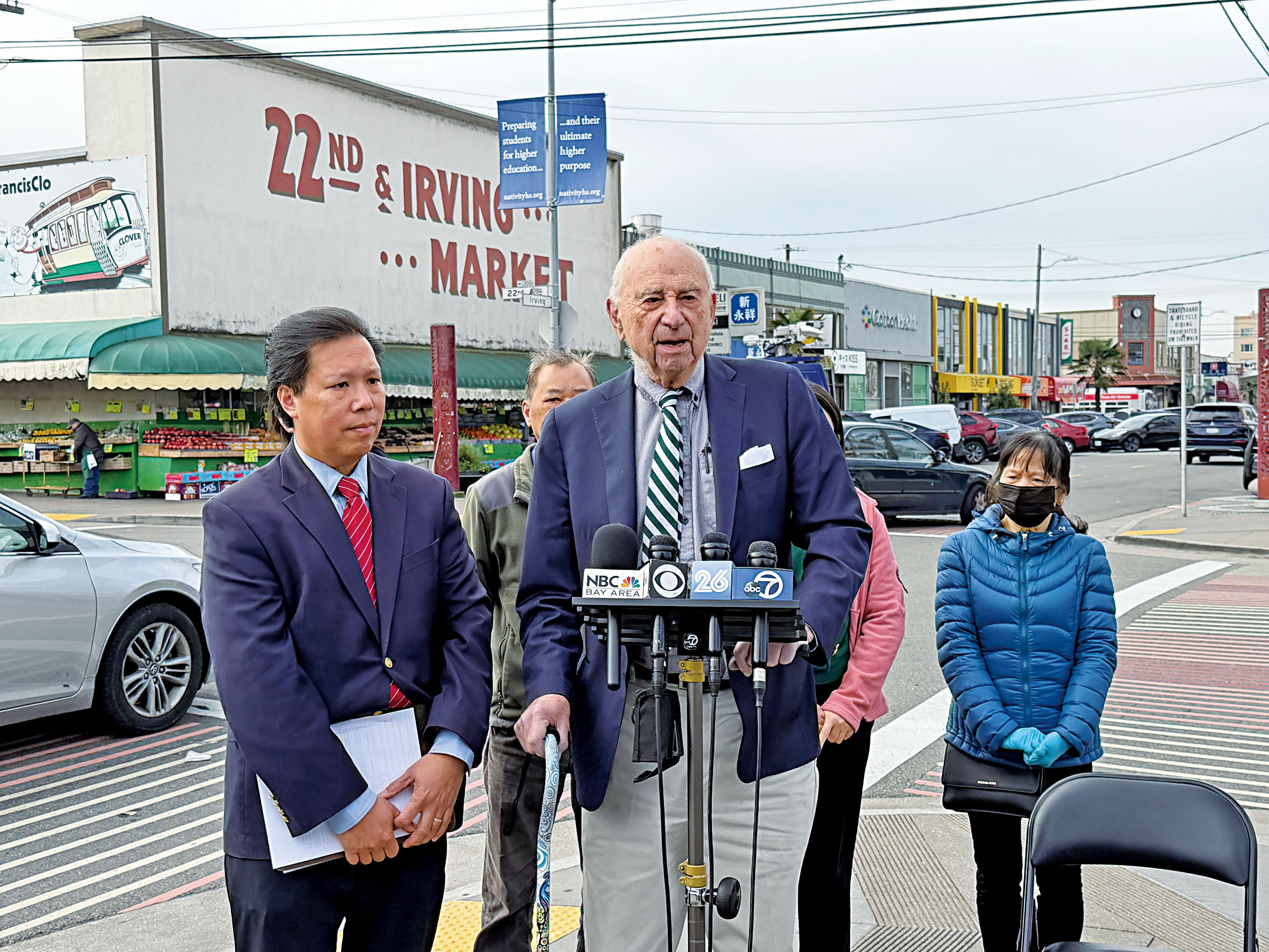 前市參事、退休高等法院法官科普(中)將代表受停電影響的商戶及居民對太平洋煤電提起訴訟,日落區居民、請願發起人之一李志威(左)與社區代表參與記者會。記者蘇婕雅攝