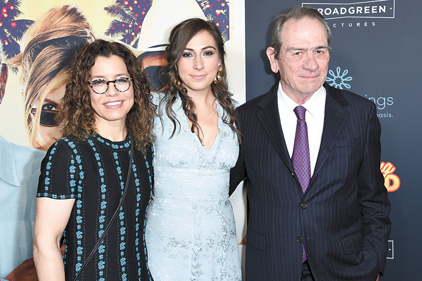 維多莉亞．鍾斯（Victoria Kafka Jones圖中間）與父親湯美．李．鍾斯（右）此前出席活動。Richard Shotwell/Invision/美聯社資料圖