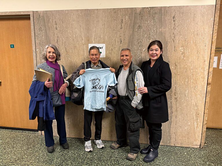 推倒泰裔長者致死   被告與母出庭作證