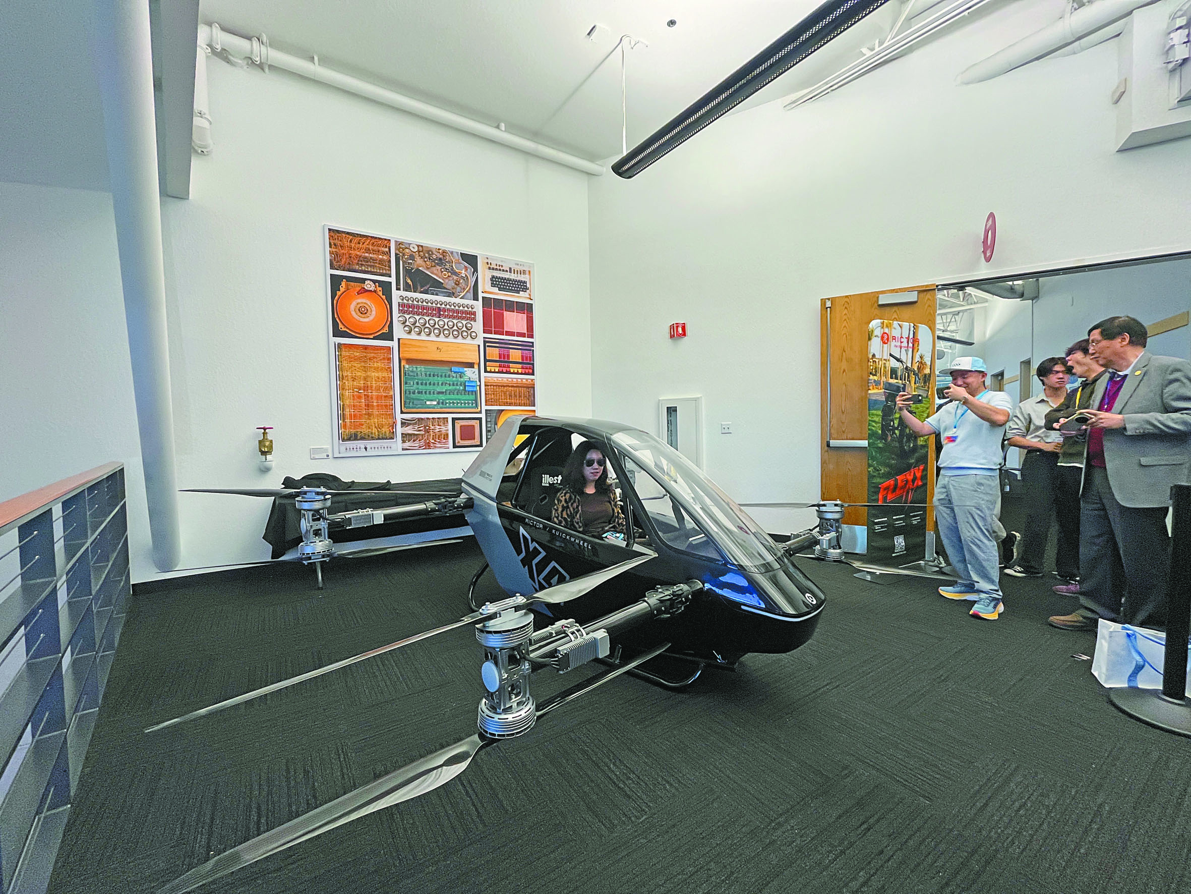 來自中國南京的超輕型載人飛行器。記者王蔚攝