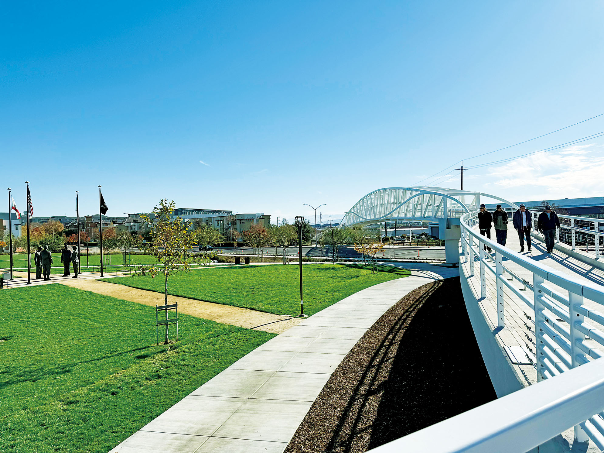 圖為連接新開發社區和都柏林捷運站的新行人天橋。讀者提供