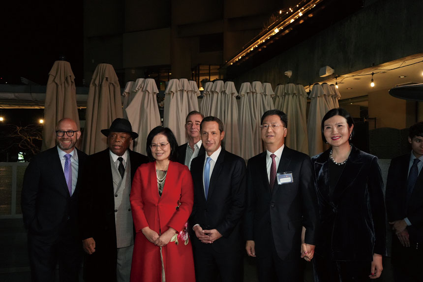 前排左起：孟達文、威利.布朗、張建清、羅偉、張建敏伉儷合影。記者黃偉江攝