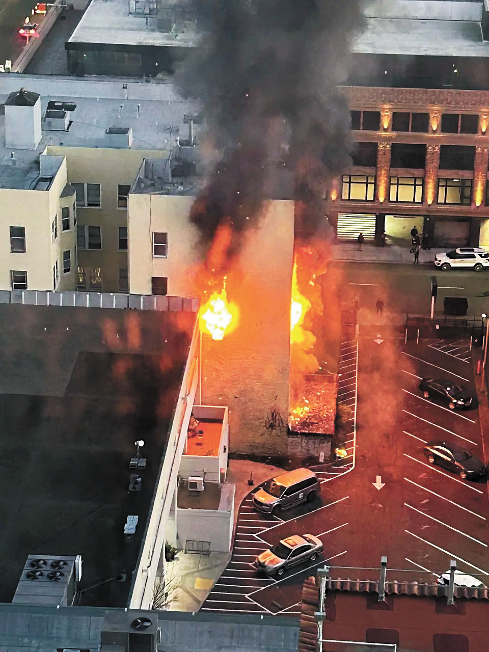 五層住宅樓發生三級火警。屋崙消防局