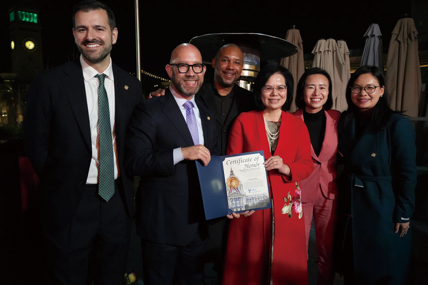 市參事聯名向張建清頒發賀狀。記者黃偉江攝