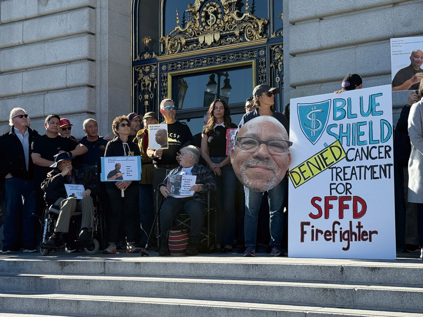 民眾聯同三藩市消防員公會及支持者日前在市府前集會，表達訴求。記者陳程威攝