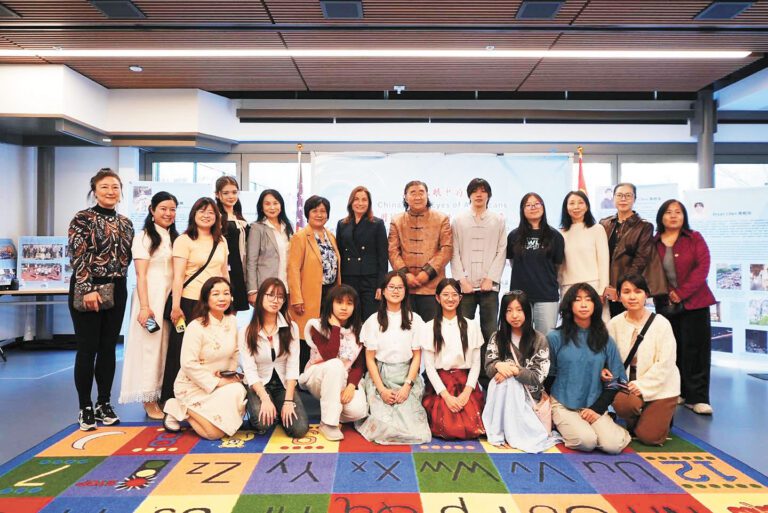 華裔學子赴湖北采風 成果匯成攝影繪畫展