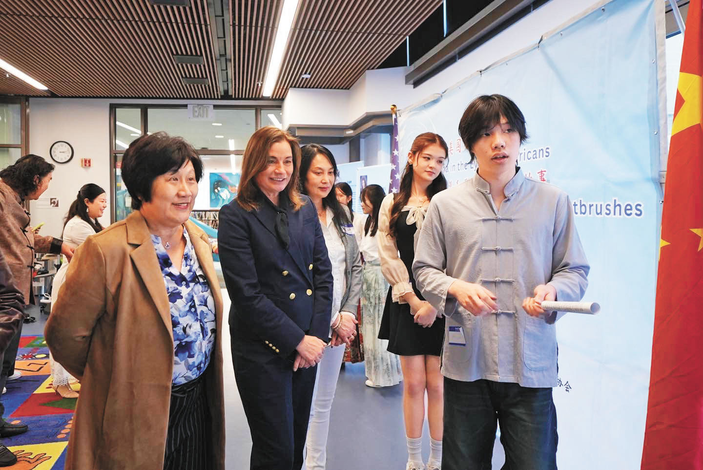 古市市長摩爾（左二）、副市長趙良方（左一）觀看展品。主辦方提供