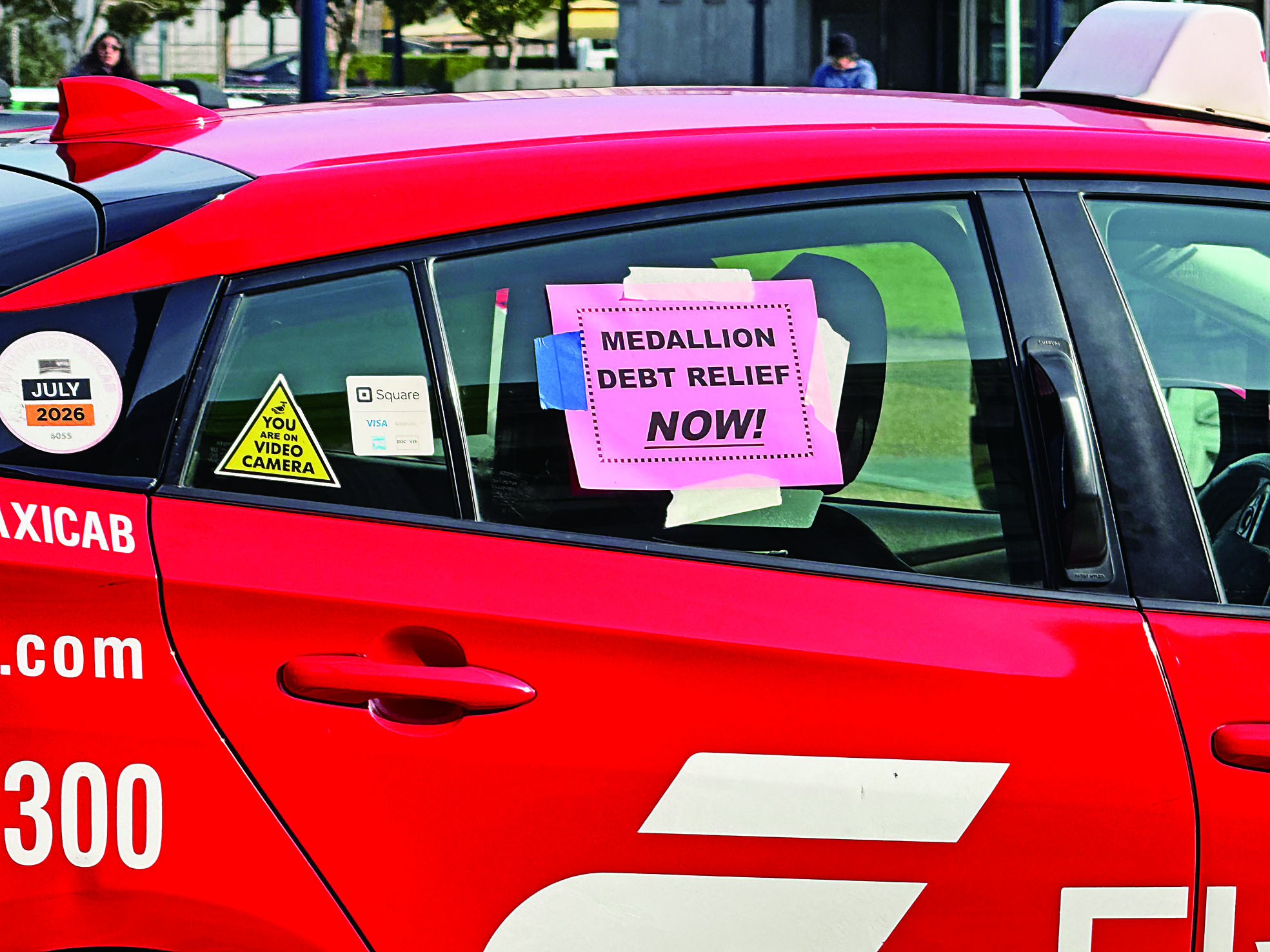 抗議司機駕駛計程車停靠市政廳前，要求市府「立即進行計程車牌照債務減免」。記者陳程威攝