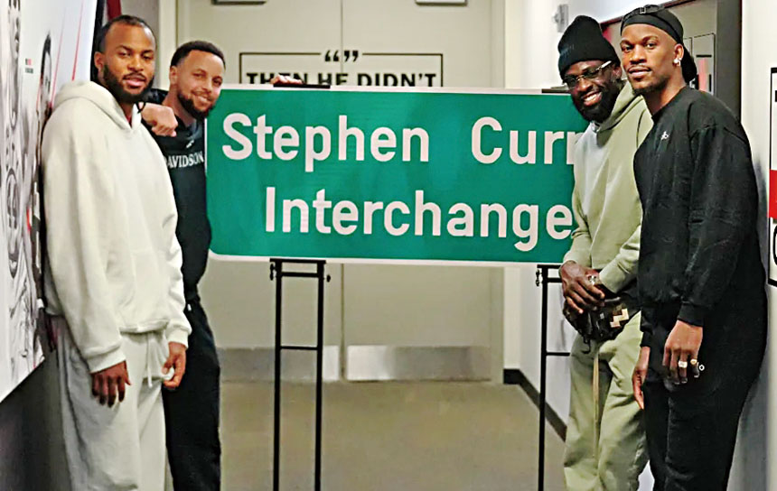 庫里(左二)和多名勇士隊隊友在以他名字命名的高速公路出口路牌合影。金州勇士隊