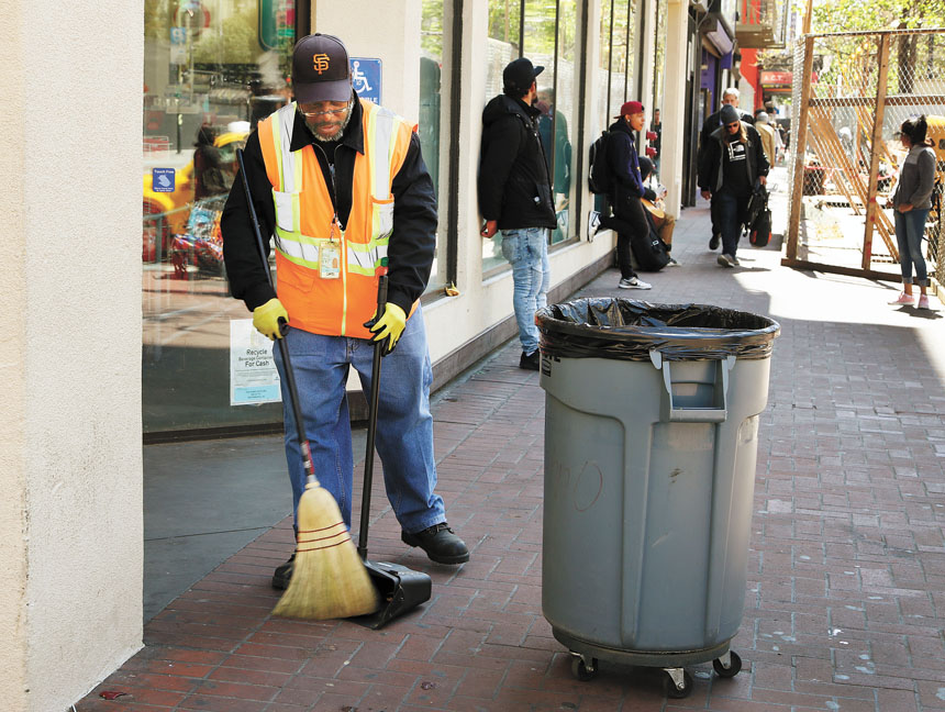 311去年收到近80萬宗投訴，居民去年最不滿的是街上的垃圾。美聯社資料圖