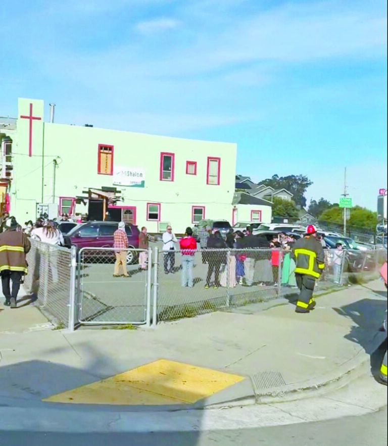 汽車意外撞入教堂 側牆穿大洞七人傷