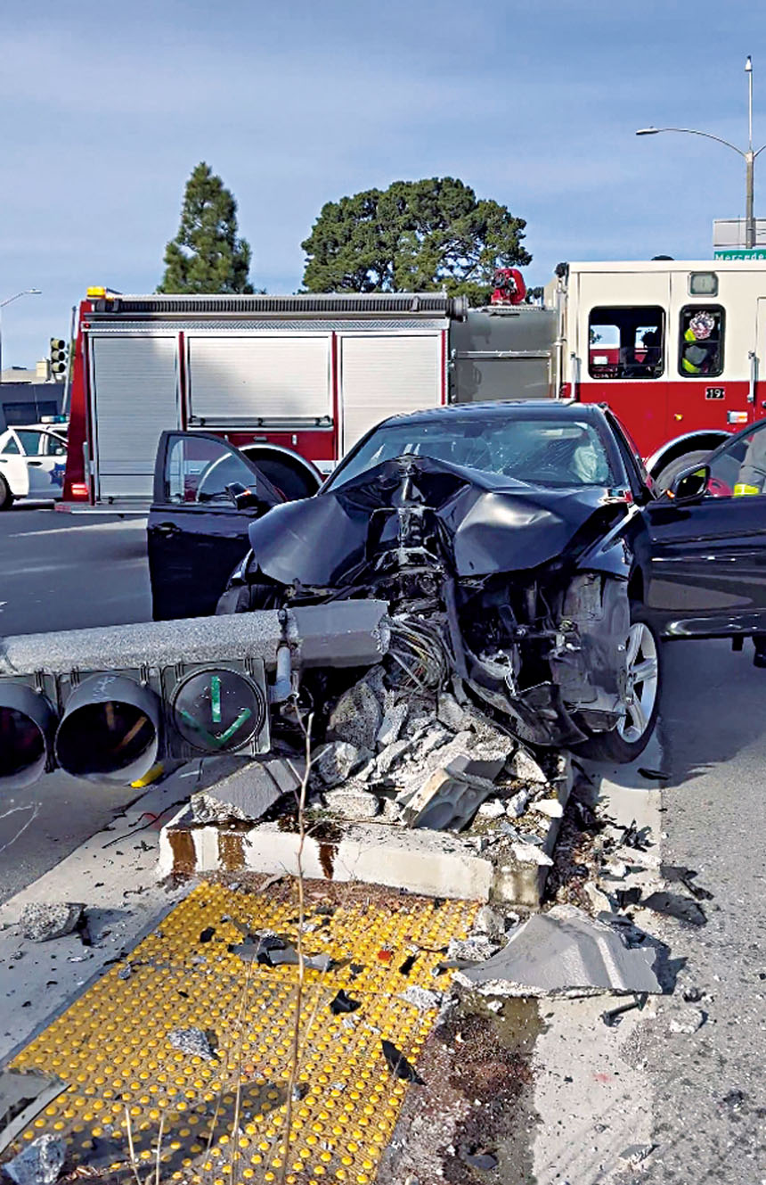 汽車撞毀。三藩市消防局