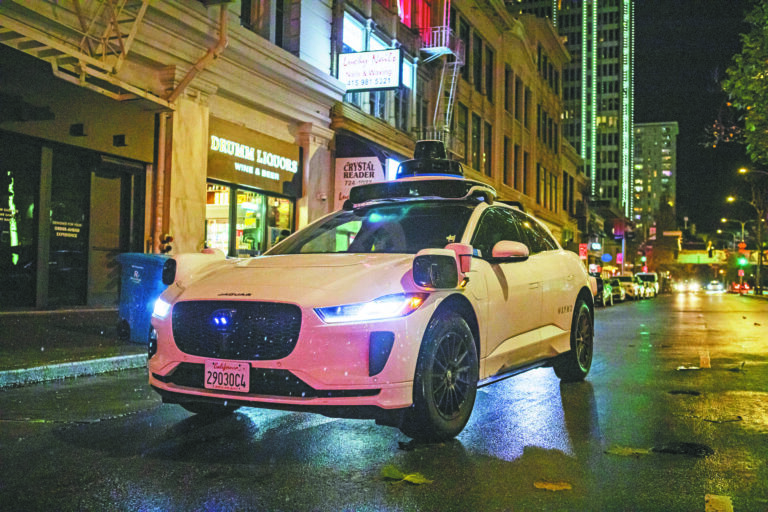 無人車佔據路邊免費車位