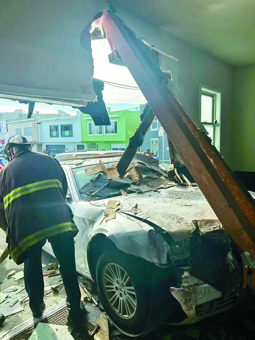 教堂側牆被撞穿一個大洞。三藩市消防局