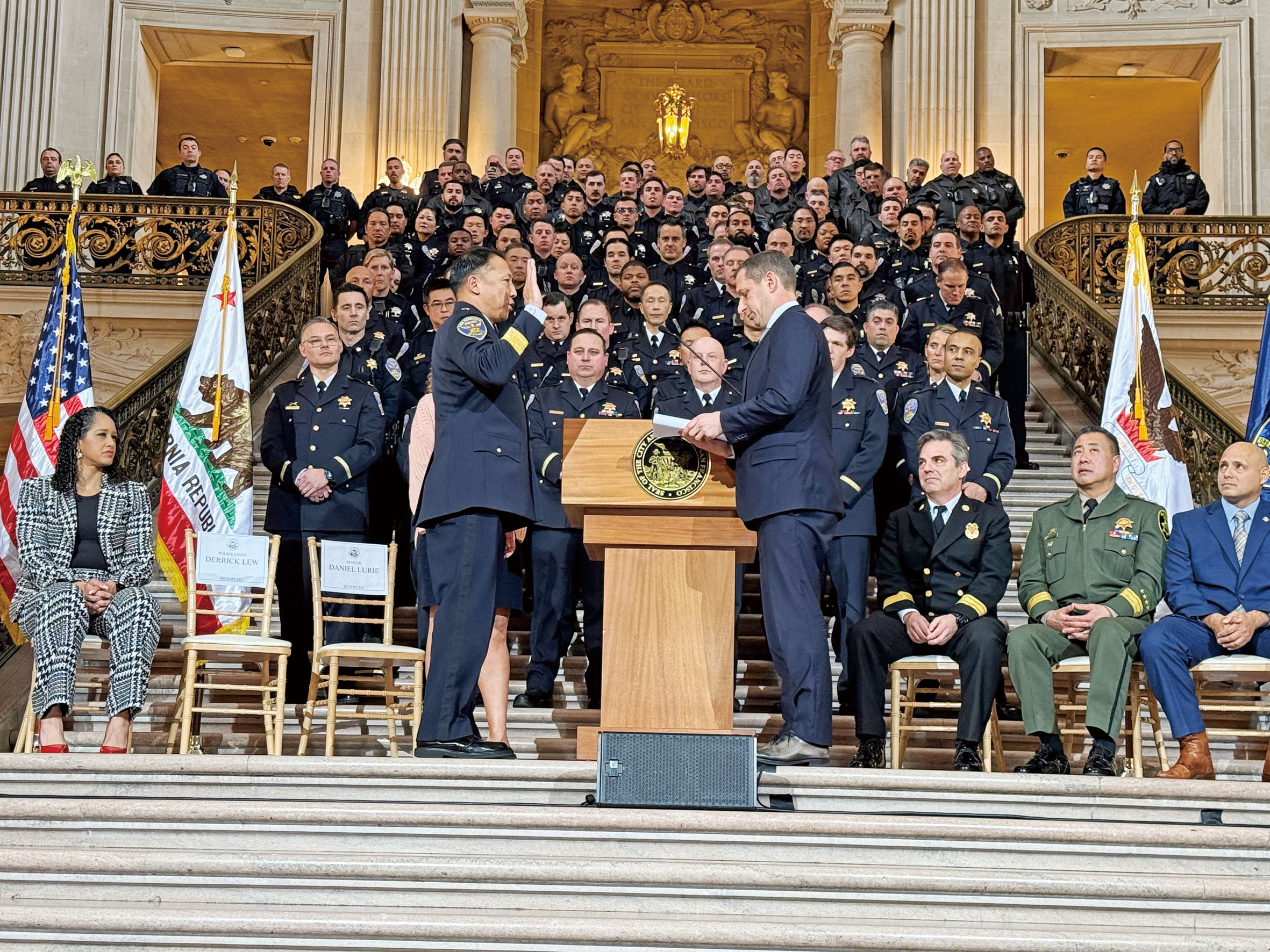 市長羅偉(右)主持劉力一宣誓就任警察局長儀式。記者陳程威攝