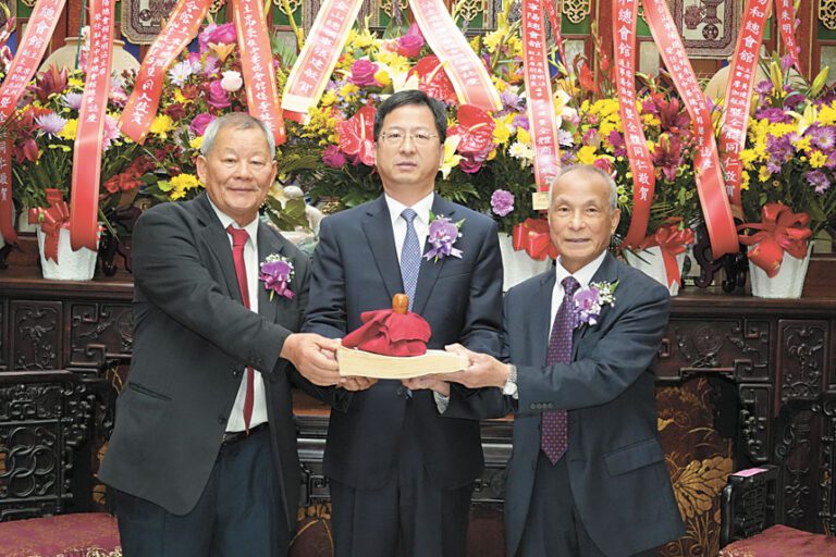 中華總會館交接 朱明沾接任總董