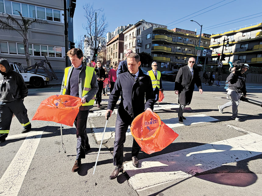 市長羅偉在市政廳外圍清理公共設施周邊環境，象徵市府以身作則，推動城市文化轉變。記者蘇婕雅攝