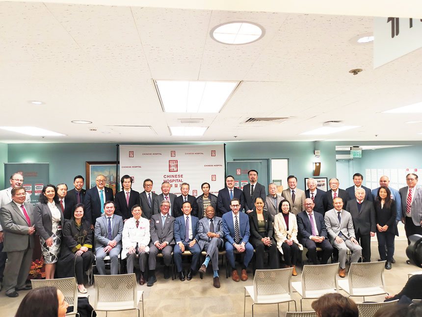 2026年度董事會成員與東華醫院高層、政要嘉賓合影。記者黃偉江攝