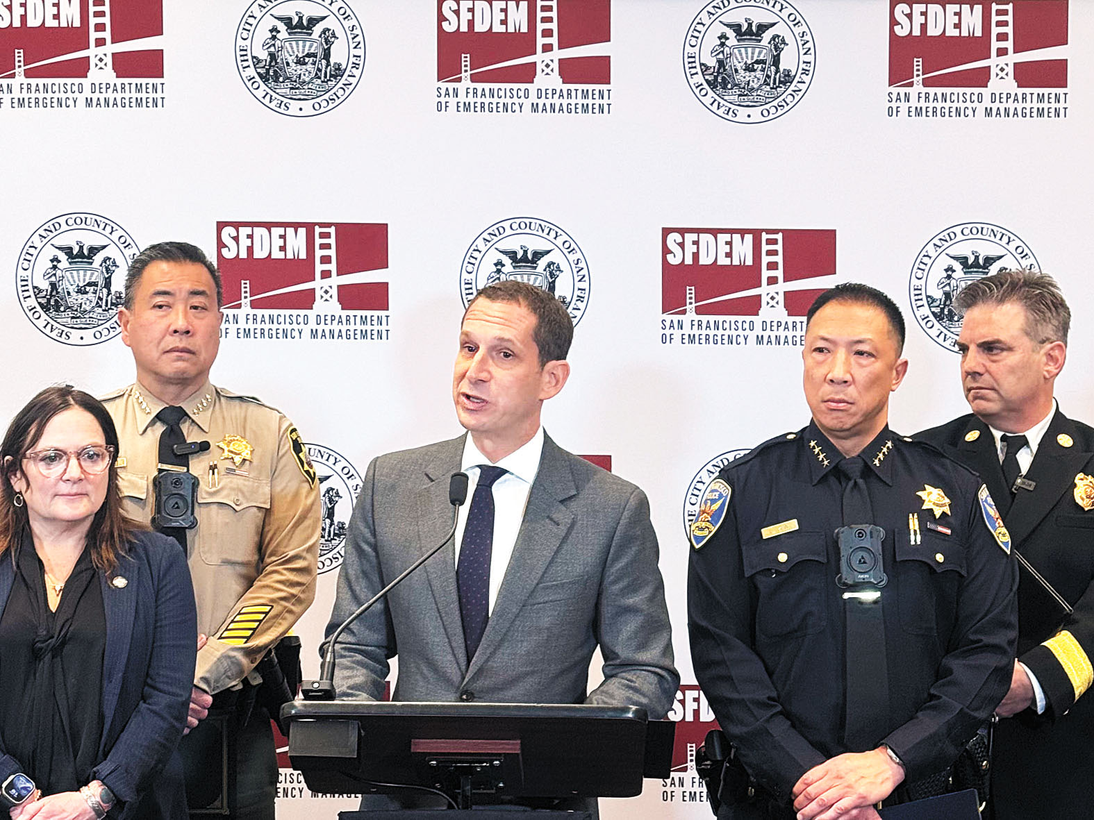 三藩市市長羅偉（中）聯同警察局長劉力一（右2）、縣警局長宮本保羅（左2）、消防局長克里斯朋（右1）及應急管理局長梅愛恩（左1）等公布超級盃周全市公共安全與應急部署。市長辦公室提供