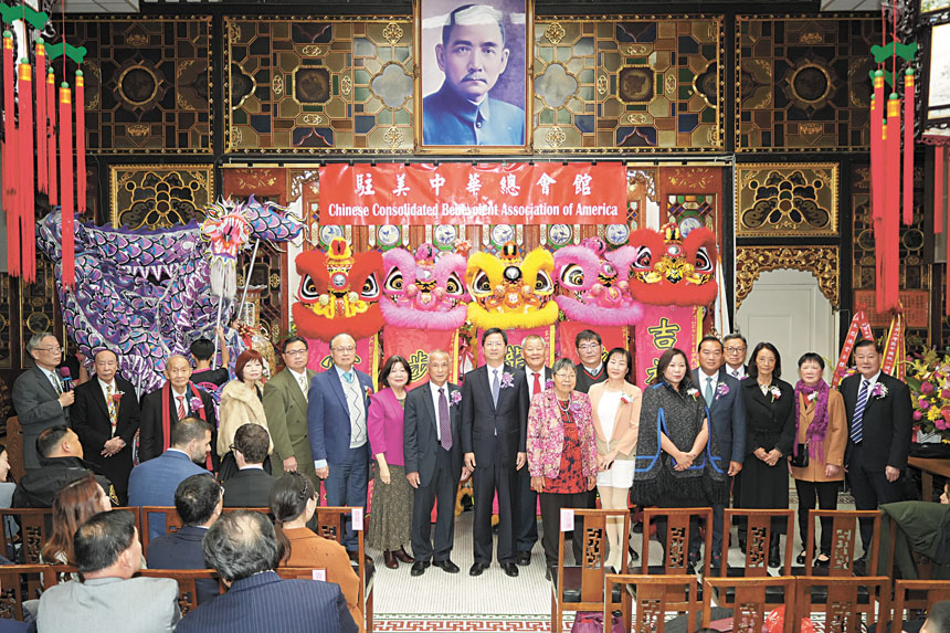 中華總會館主席團主席與夫人及總董伉儷合影。記者黃偉江攝