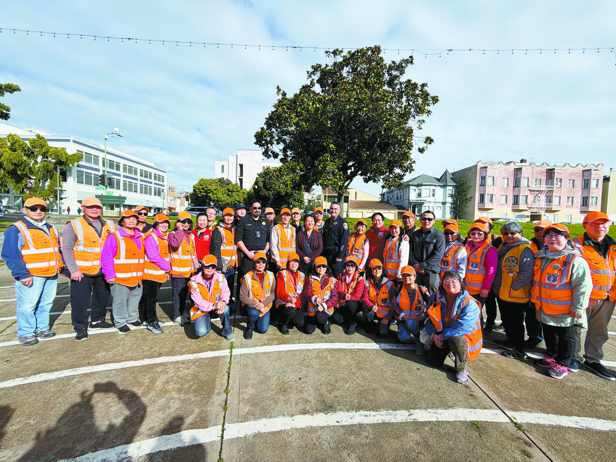 台山社安隊周二舉行「與我們同行」社區巡邏活動，與屋崙警局代理局長比爾及市議員王夏琳一同於陳煥瑛公園合影。記者蘇婕雅攝