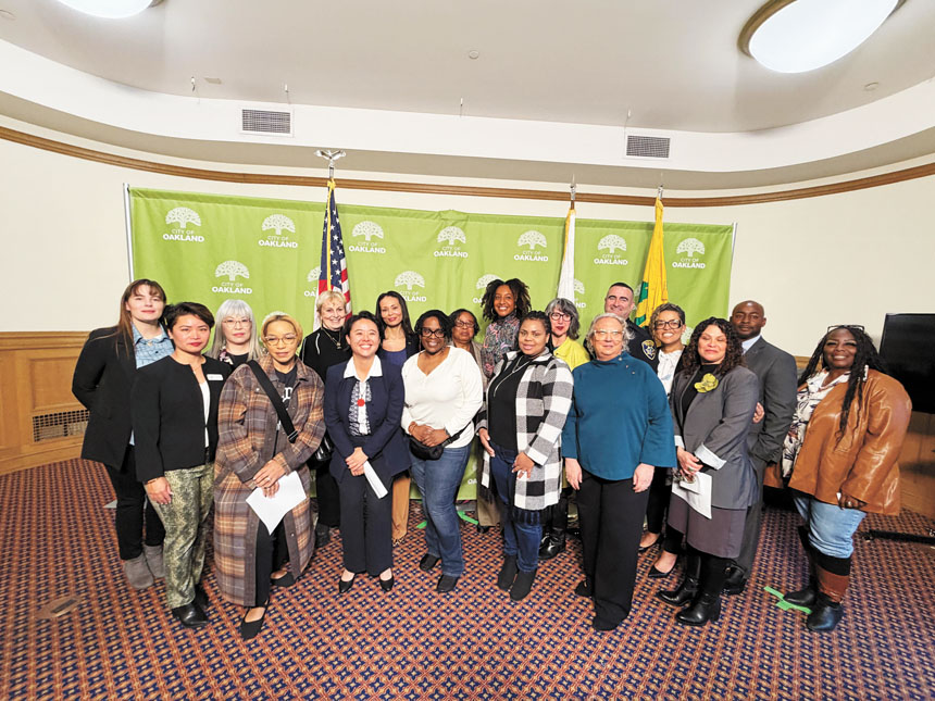 屋崙市第二區市議員王夏琳聯同多名市縣官員及社區代表，宣布推出打擊人口販運的新策略。記者蘇婕雅攝