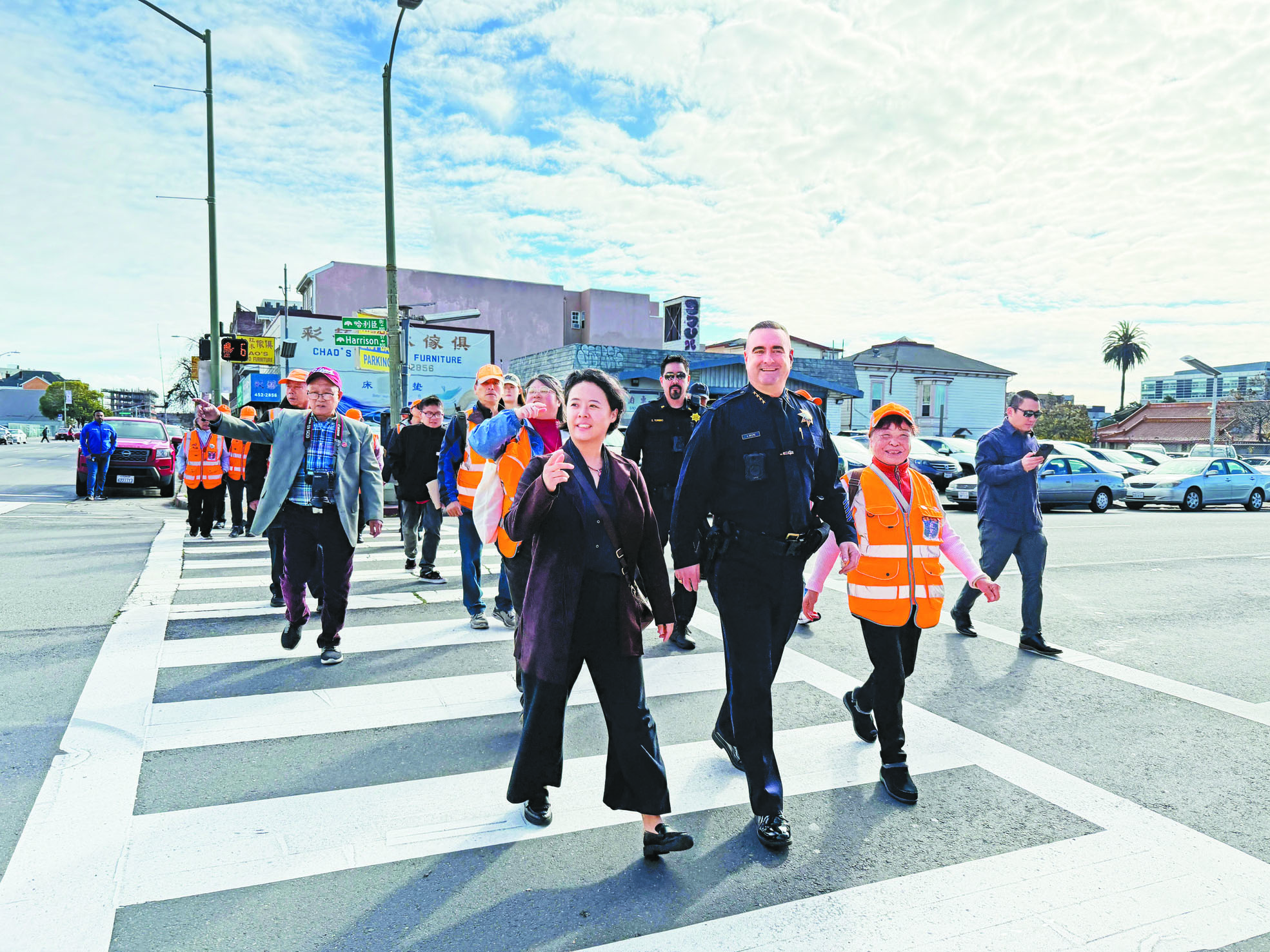 台山社安隊周二與屋崙警局代理局長比爾（前中）及市議員王夏琳（前左）走訪華埠，了解前線營商環境與治安關注。記者蘇婕雅攝