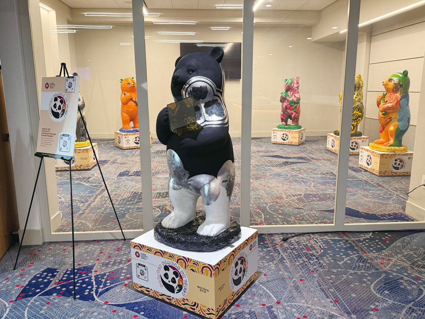 彩繪熊貓計劃中的熊貓雕像作品，融合多元文化元素與當代藝術風格。記者陳程威攝