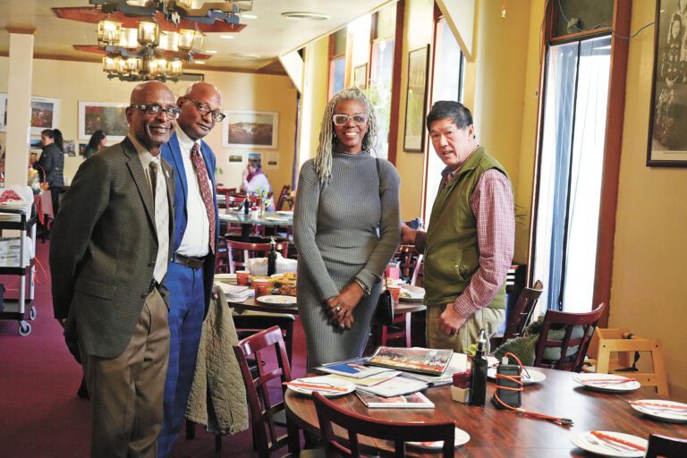 美食為媒文化交流   非裔組團到華埠消費