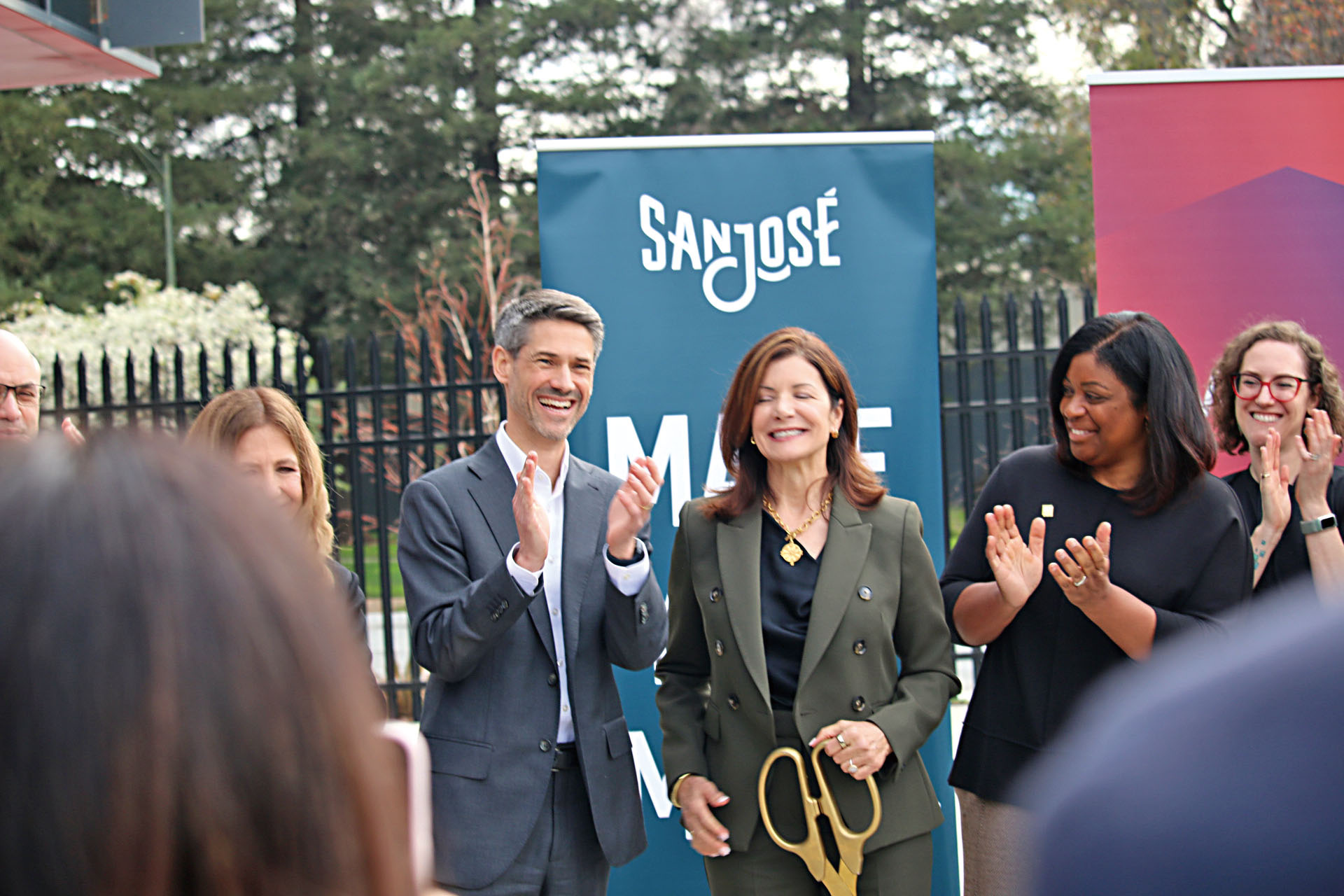 (左起)聖荷西市市長馬漢、Equinix美洲區總裁Arquelle Shaw、PG&E公司總裁Carla Peterman出席剪綵儀式。聖荷西市市長辦公室提供