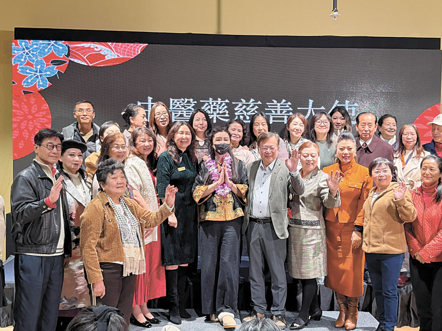 「2026中醫養生名人論壇」在加州大學矽谷學院舉行，圖中央掛花環者為王祖賢。記者蘇婕雅攝