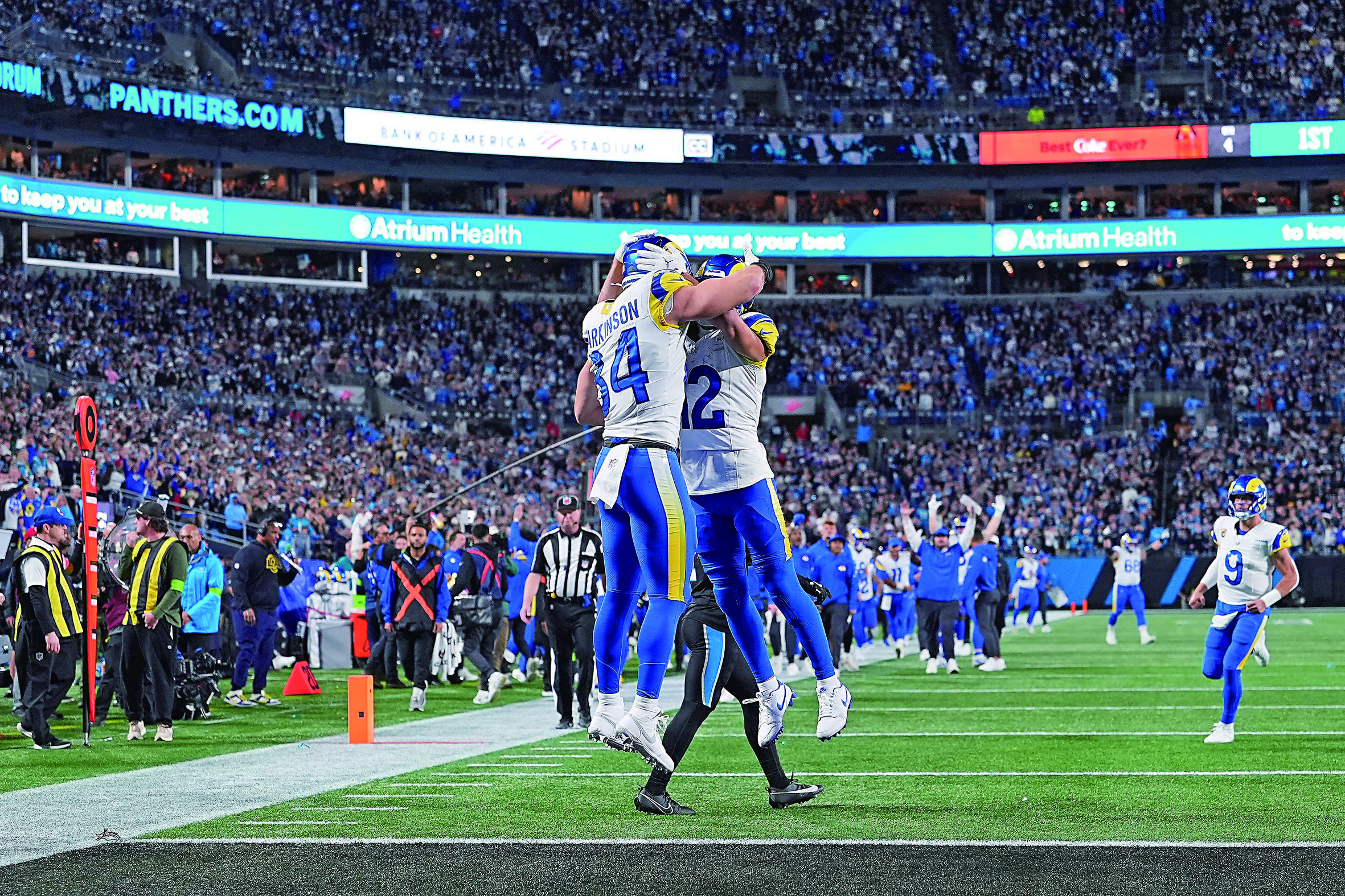 帕金森（84號）完成極限接球達陣後與隊友激情慶祝。美聯社