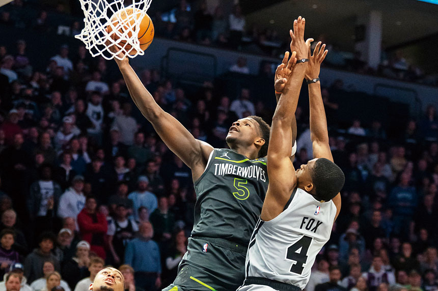 愛德華茲（左）繞過馬刺隊後衛霍斯的防守衝向籃筐。路透社