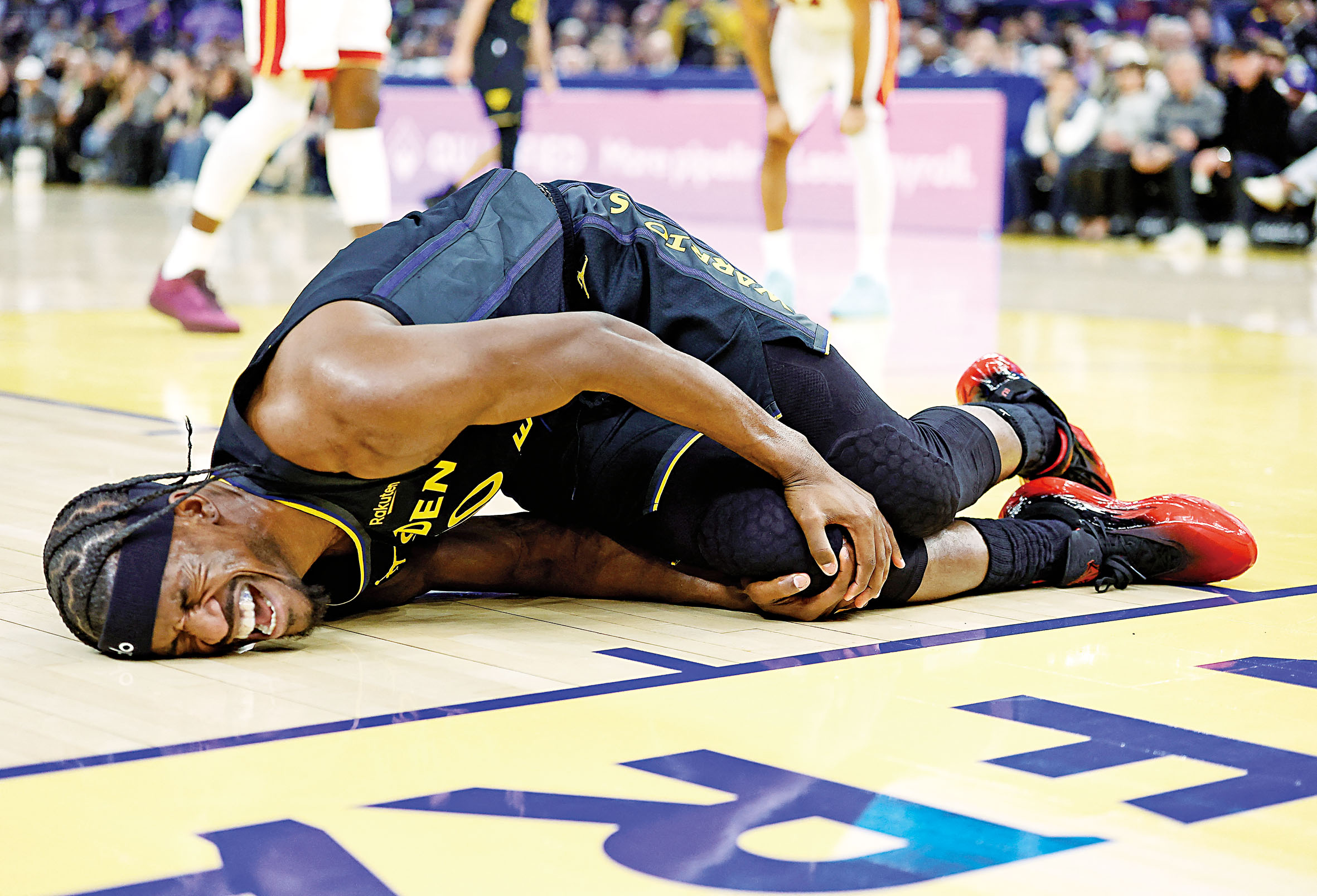 巴特勒在19日與熱火的比賽中受傷倒地，露出痛苦神色。路透社