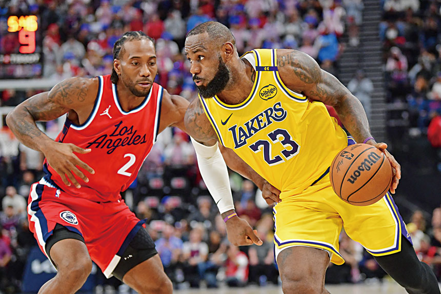 詹姆斯（右）老當益壯，續為NBA大舞台添看點。路透社資料圖片