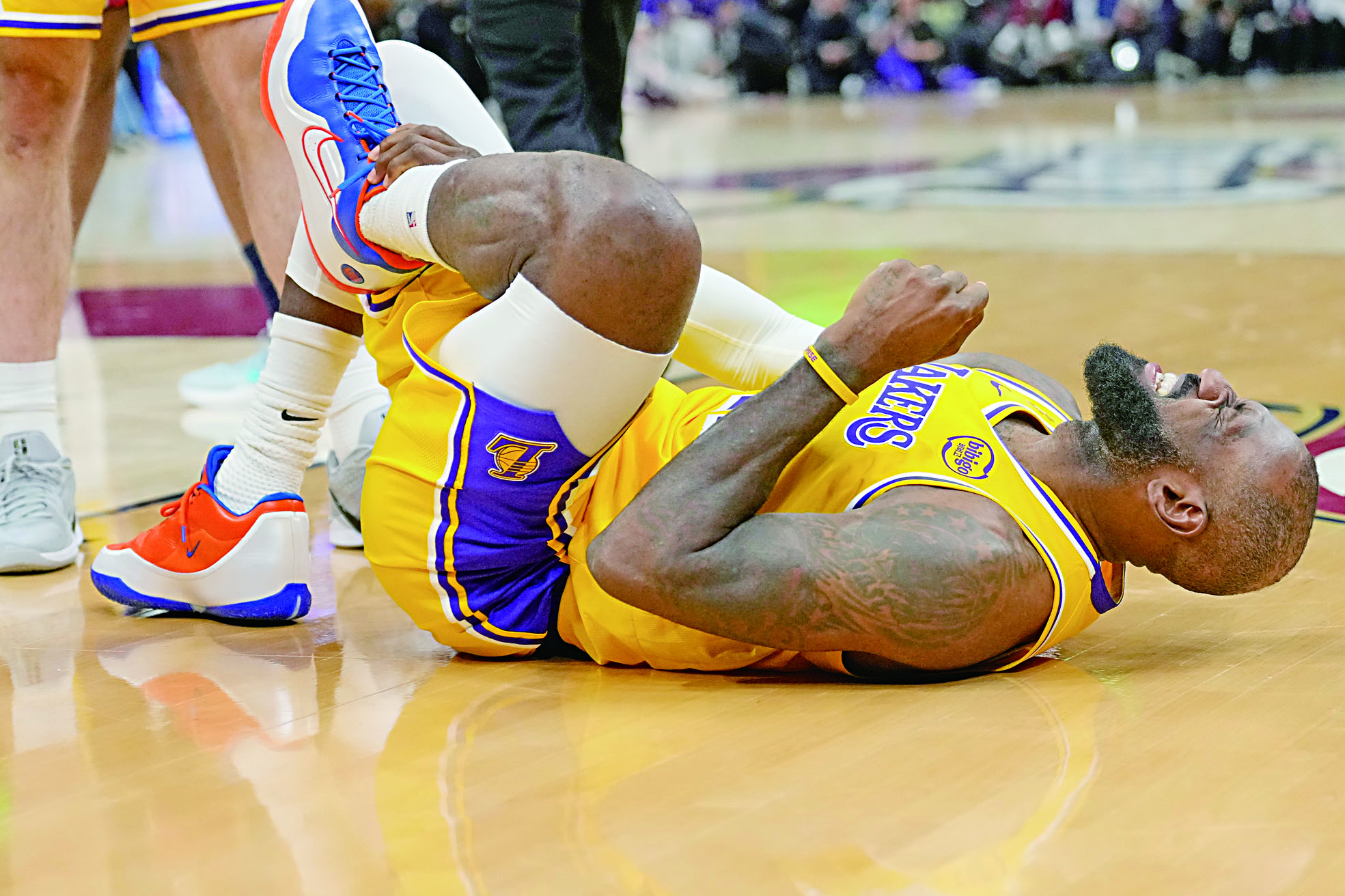 湖人輸騎士30分 詹姆斯回鄉受傷