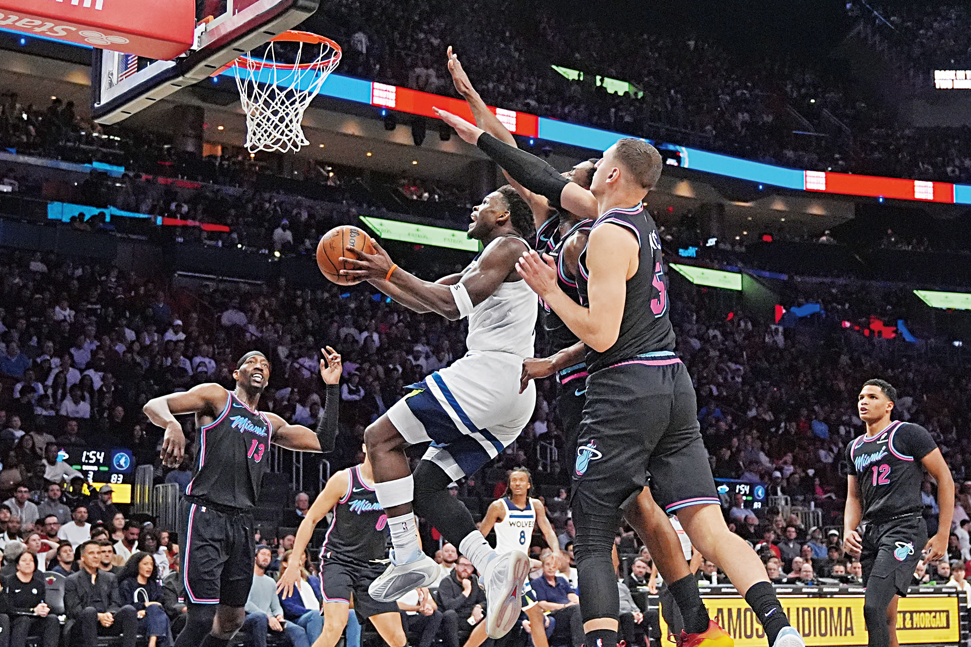 愛德華茲霸氣上籃。美聯社