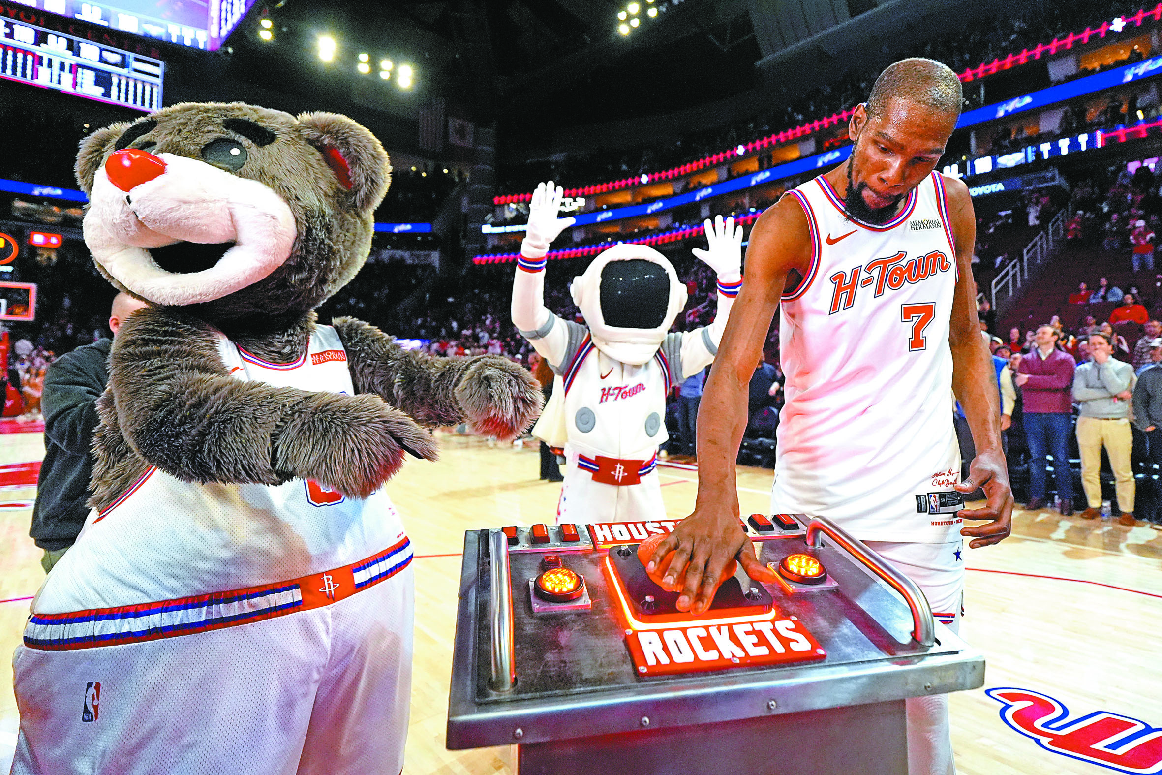 總得分超越諾維茨基後，杜蘭特按下慶祝按鈕。美聯社