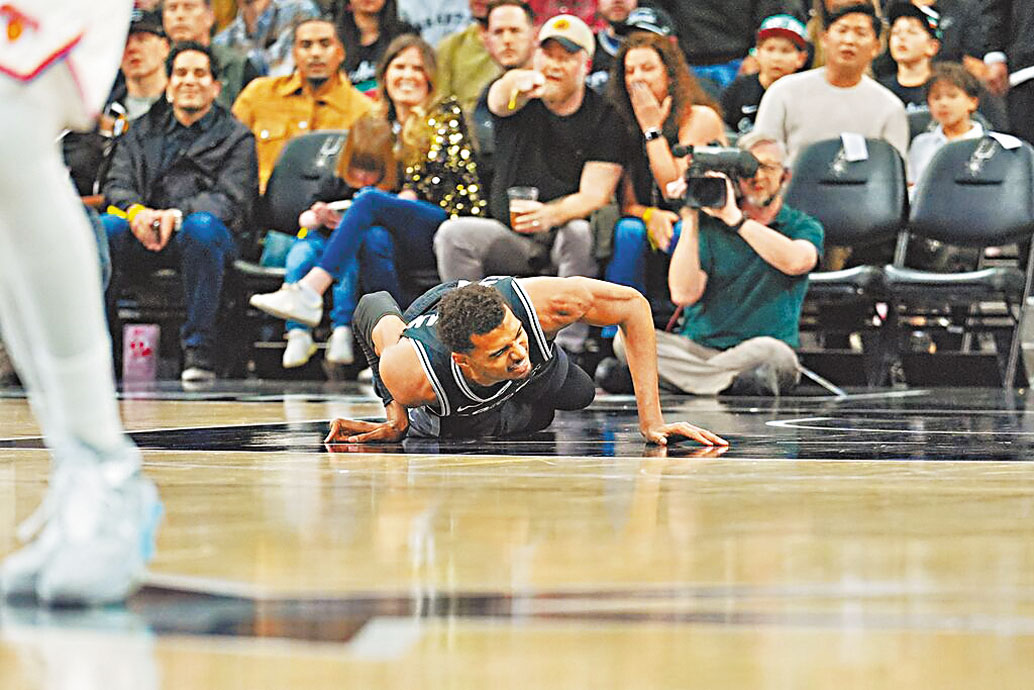 馬刺狀元郎文班亞馬對尼克斯在下半場受傷倒地。路透社