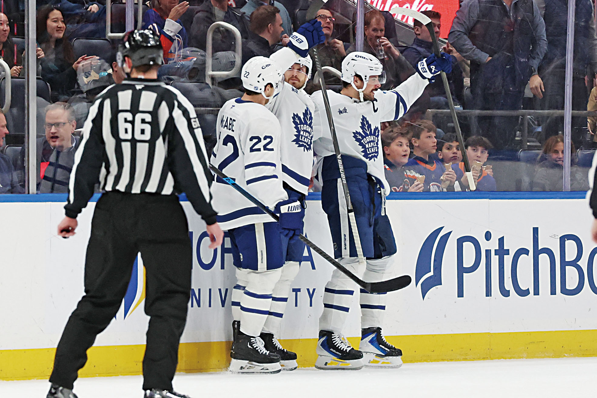 馬修斯刷新隊史紀錄，進球後和隊友一起慶祝，可惜以仍未能帶領楓葉取勝。路透社