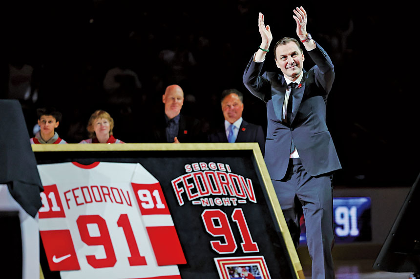 費多羅夫在球衣退役儀式上向球迷致意。美聯社