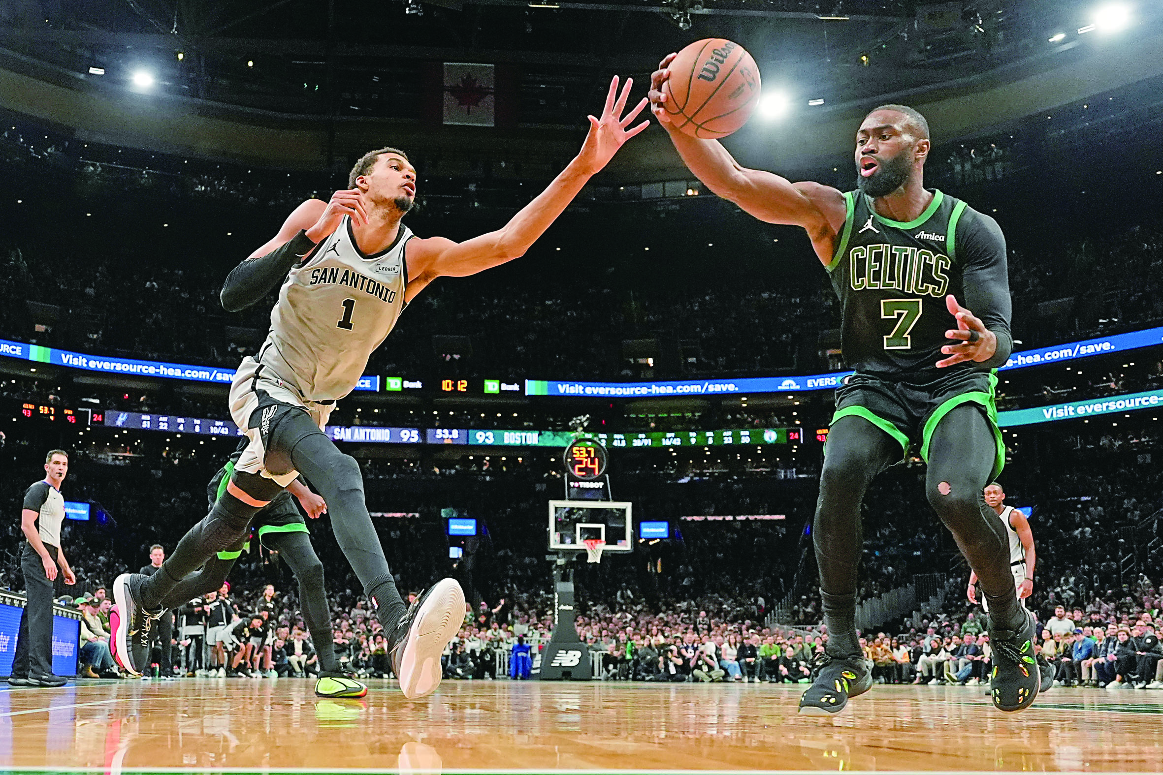 文班亞馬（左）防守布朗。美聯社