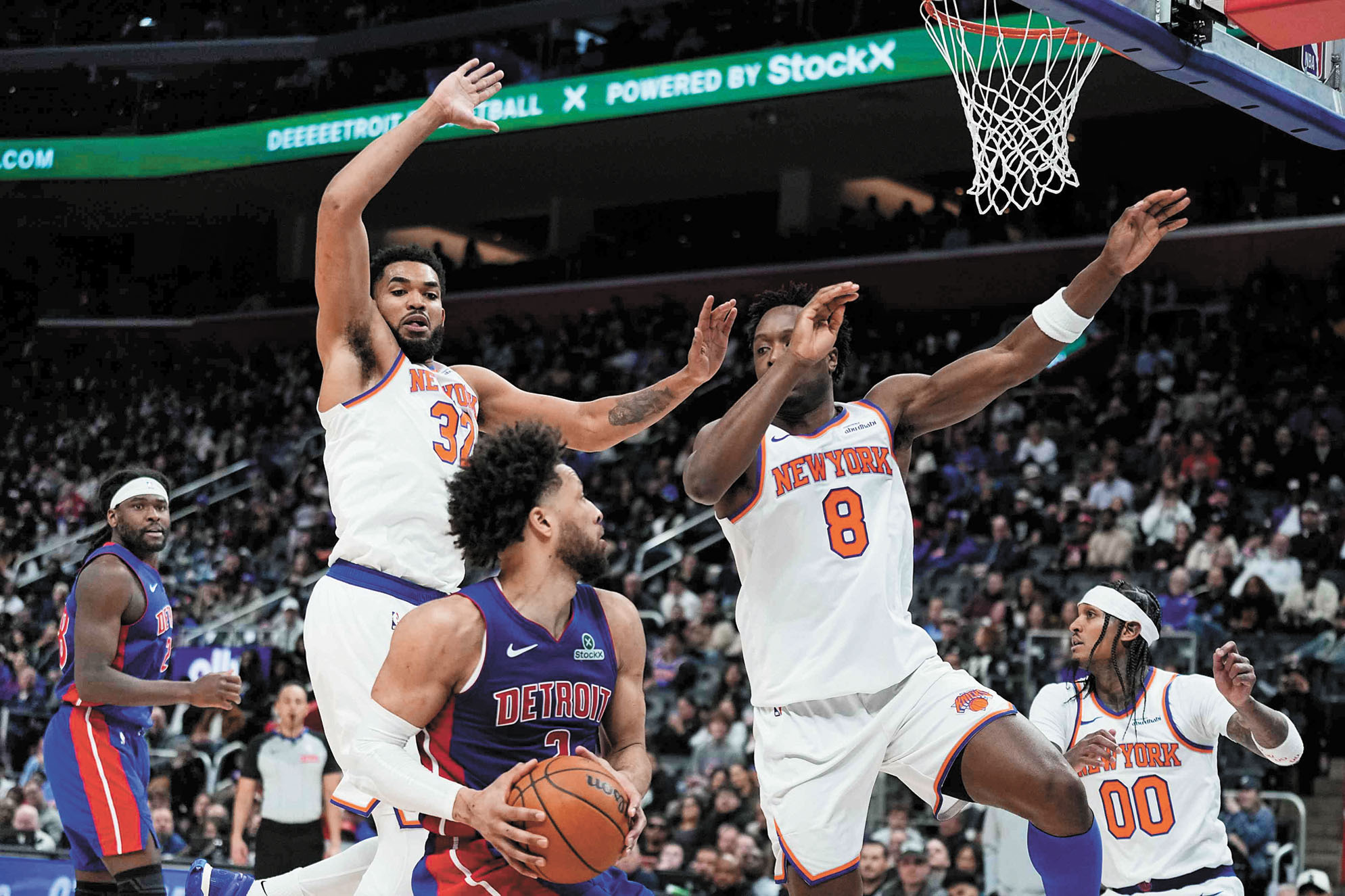 尼克斯兩名球員一起封堵坎寧安。美聯社