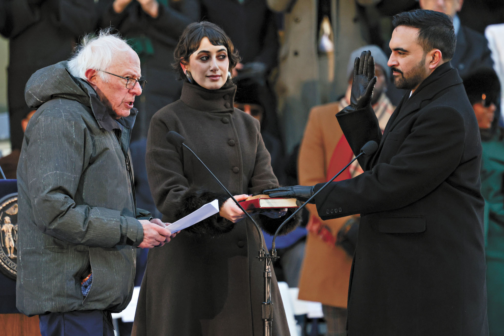 佛蒙特州獨立參議員桑德斯(左)為馬姆達尼(右)主持就職宣誓儀式,馬姆達尼的妻子拉瑪·杜瓦吉手持《古蘭經》。美聯社