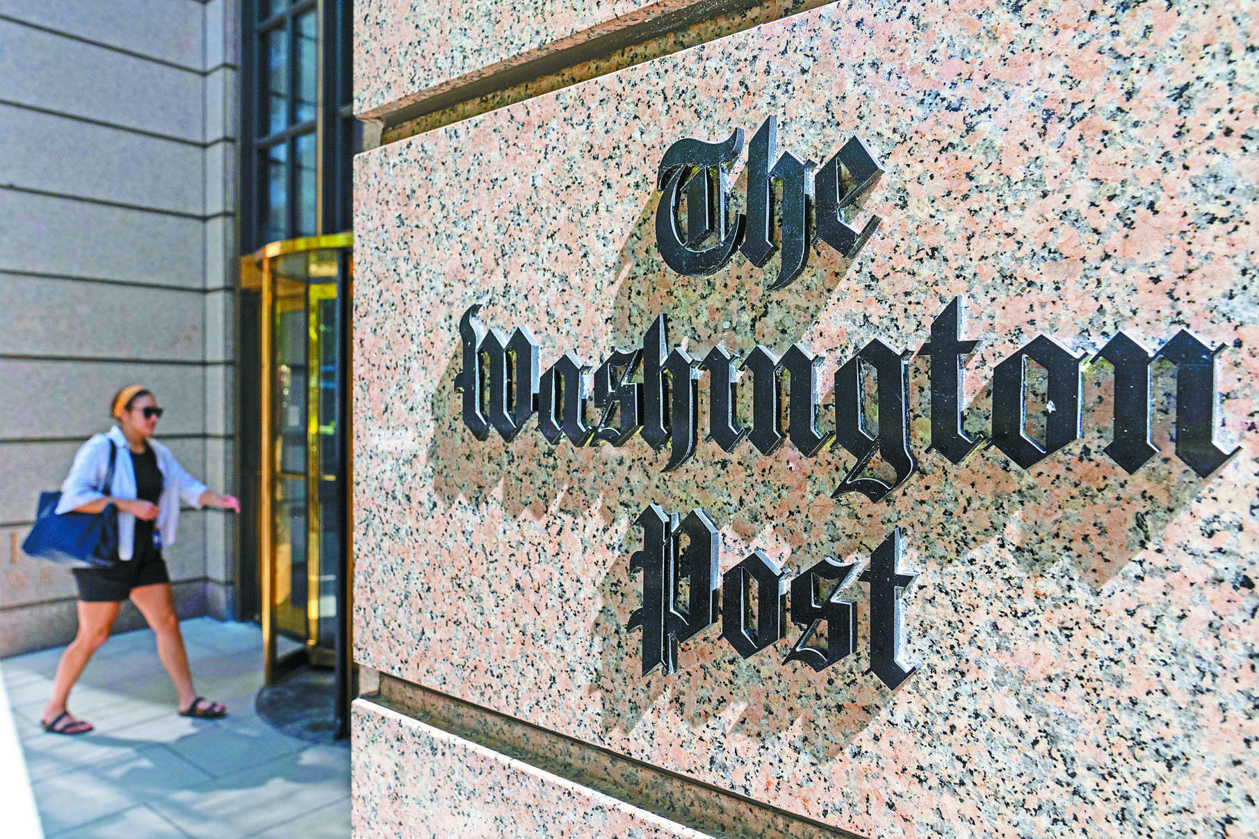一名女子走入位於華府的《華盛頓郵報》辦公地點。美聯社
