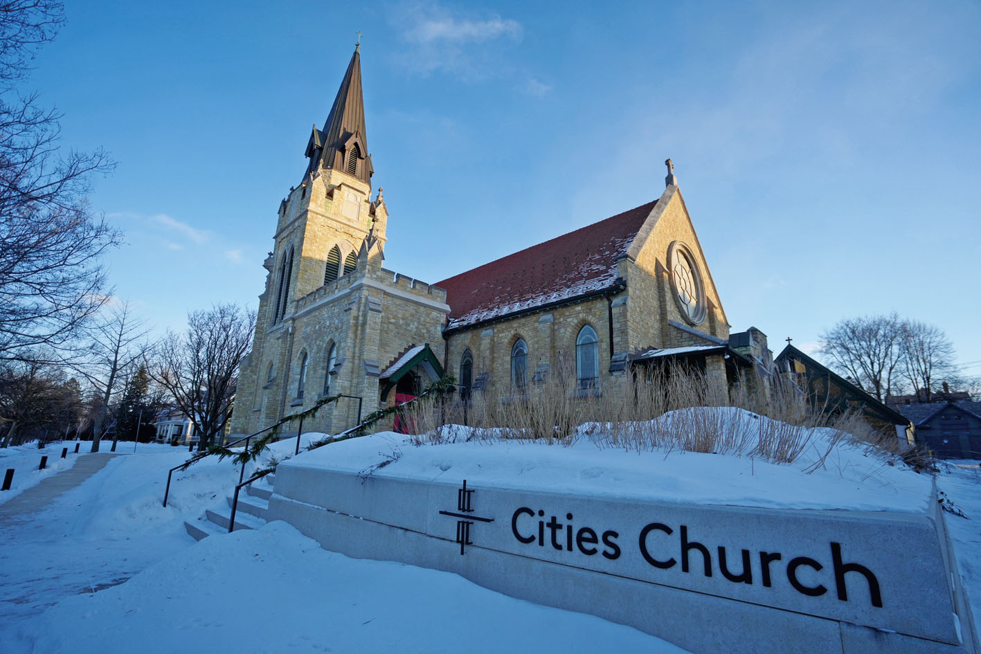在明尼蘇達州聖保羅市，一群活動人士打斷「城市教會」的禮拜活動，他們聲稱該教會的牧師同時也是美國移民及海關執法局（ICE）的特工。 美聯社