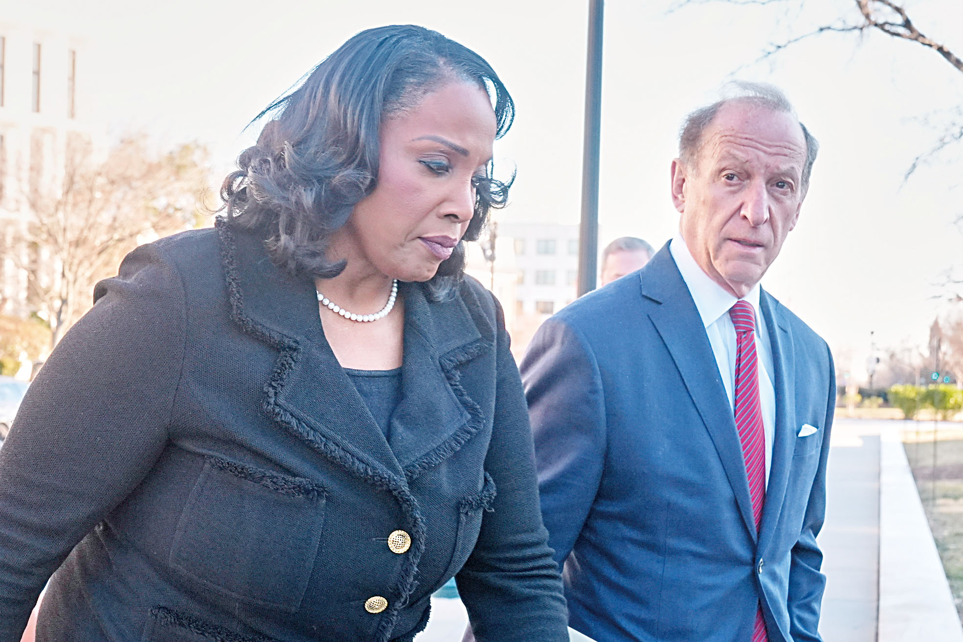 聯儲局理事庫克（左）與律師洛厄爾21日抵達聯邦最高法院。美聯社