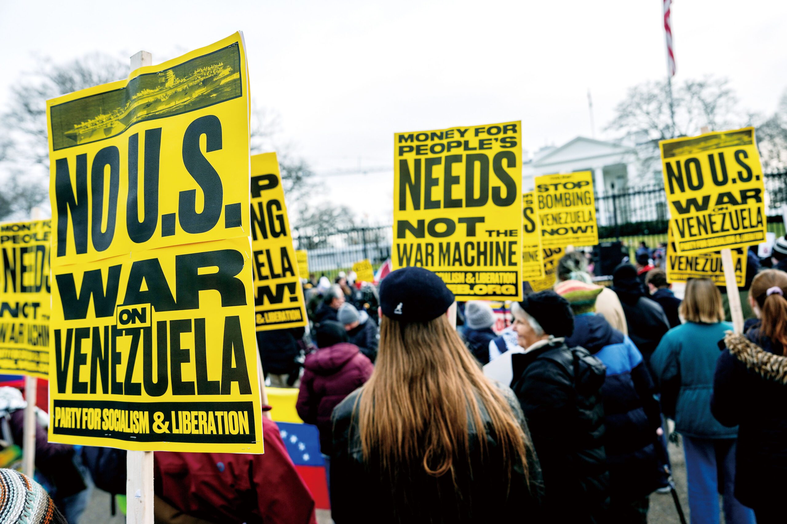 美國突襲委內瑞拉拘捕委國總統馬杜羅後，示威者周六在白宮外集會抗議。美聯社