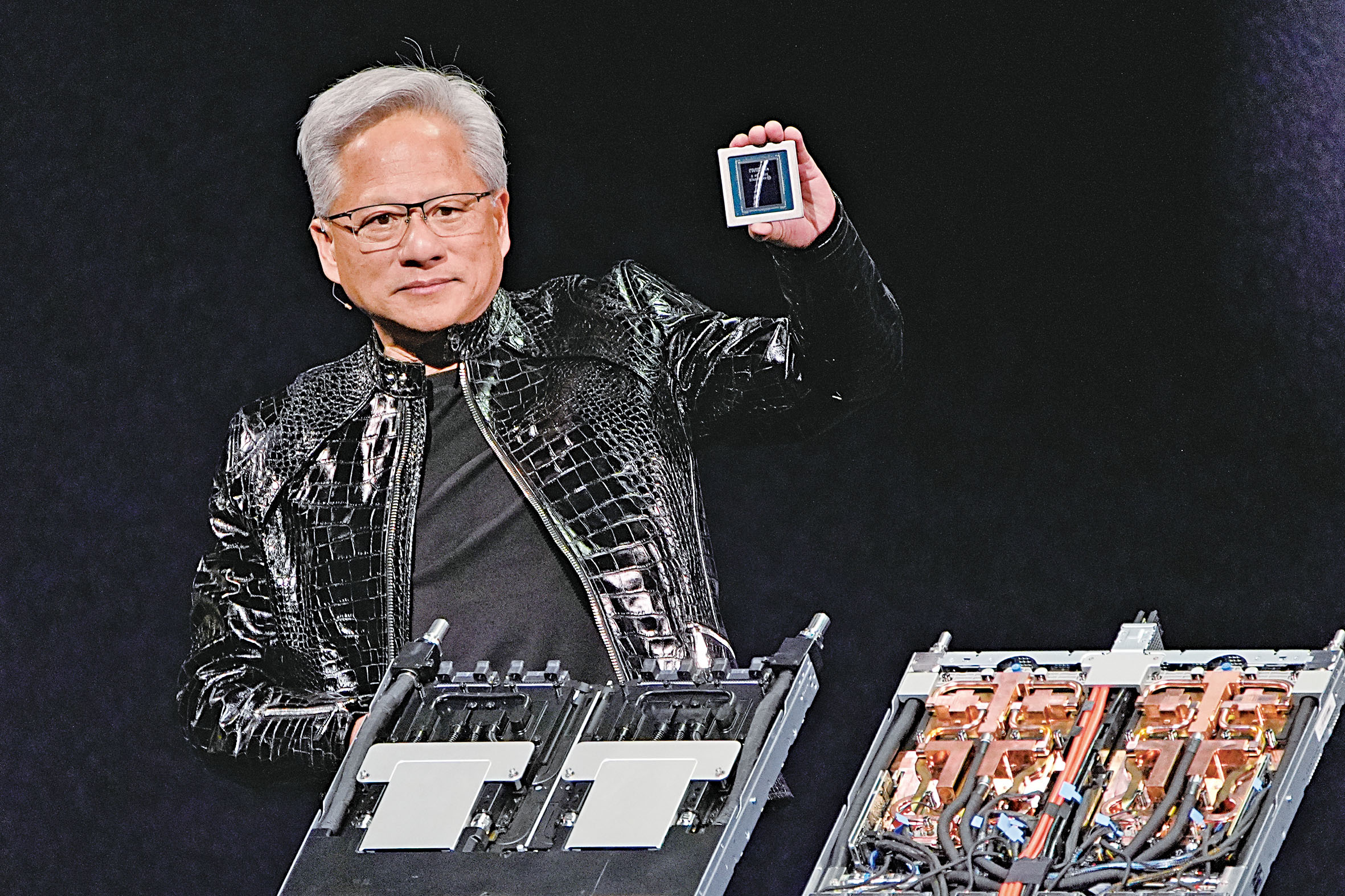 在拉斯維加斯舉行的CES消費電子展前記者會上，英偉達創辦人兼執行長黃仁勳手持Vera CPU發表演說。美聯社